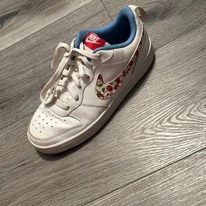 Nike, 6 in men’s, its white and has cherrys on it